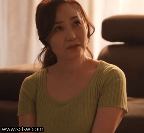 照顾女儿和女儿朋友们的妈妈美乃边沙也加(Minobe Sayaka,美ノ辺さやか)：番号ROE-348